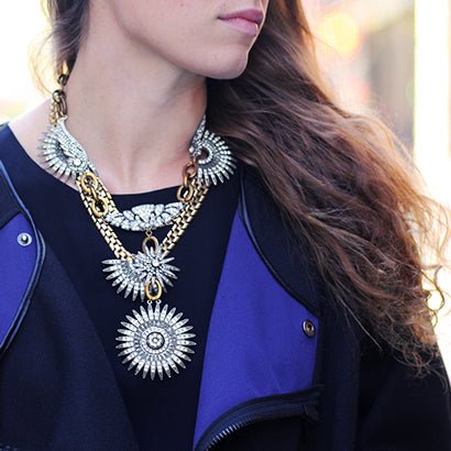 3 GIRLS, 1 NECKLACE, 1 DAY