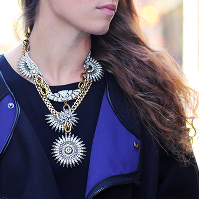 3 GIRLS, 1 NECKLACE, 1 DAY